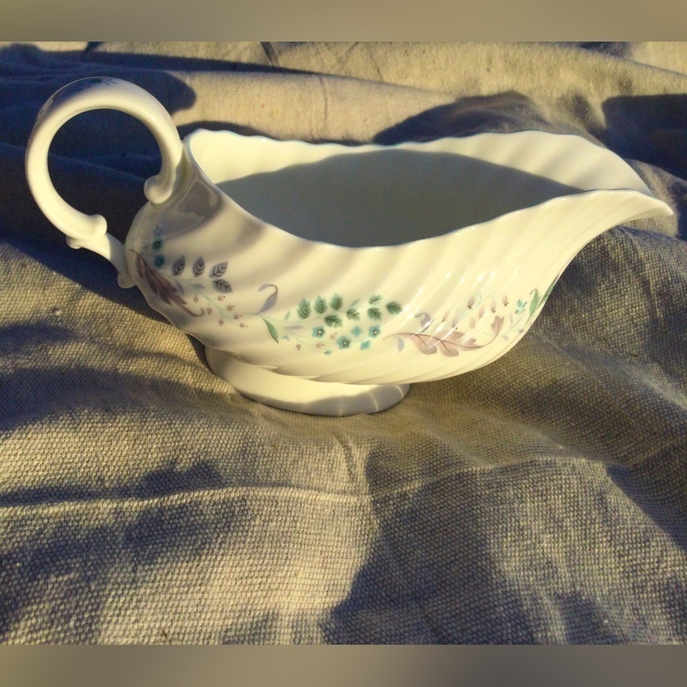 Royal Doulton gravy boat bone China Glen Audlyn England French country holiday‎